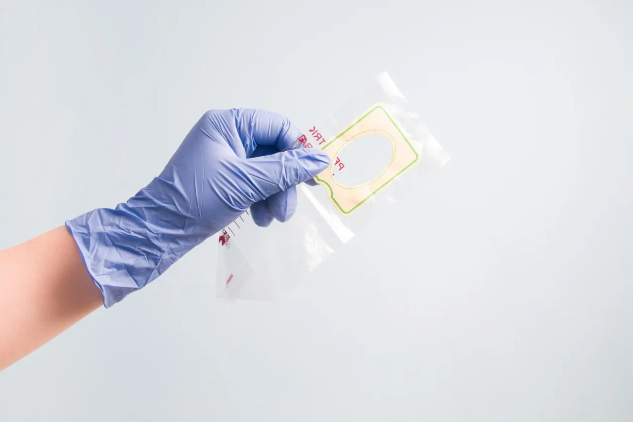 Jak założyć woreczek na mocz chłopcu instrukcja