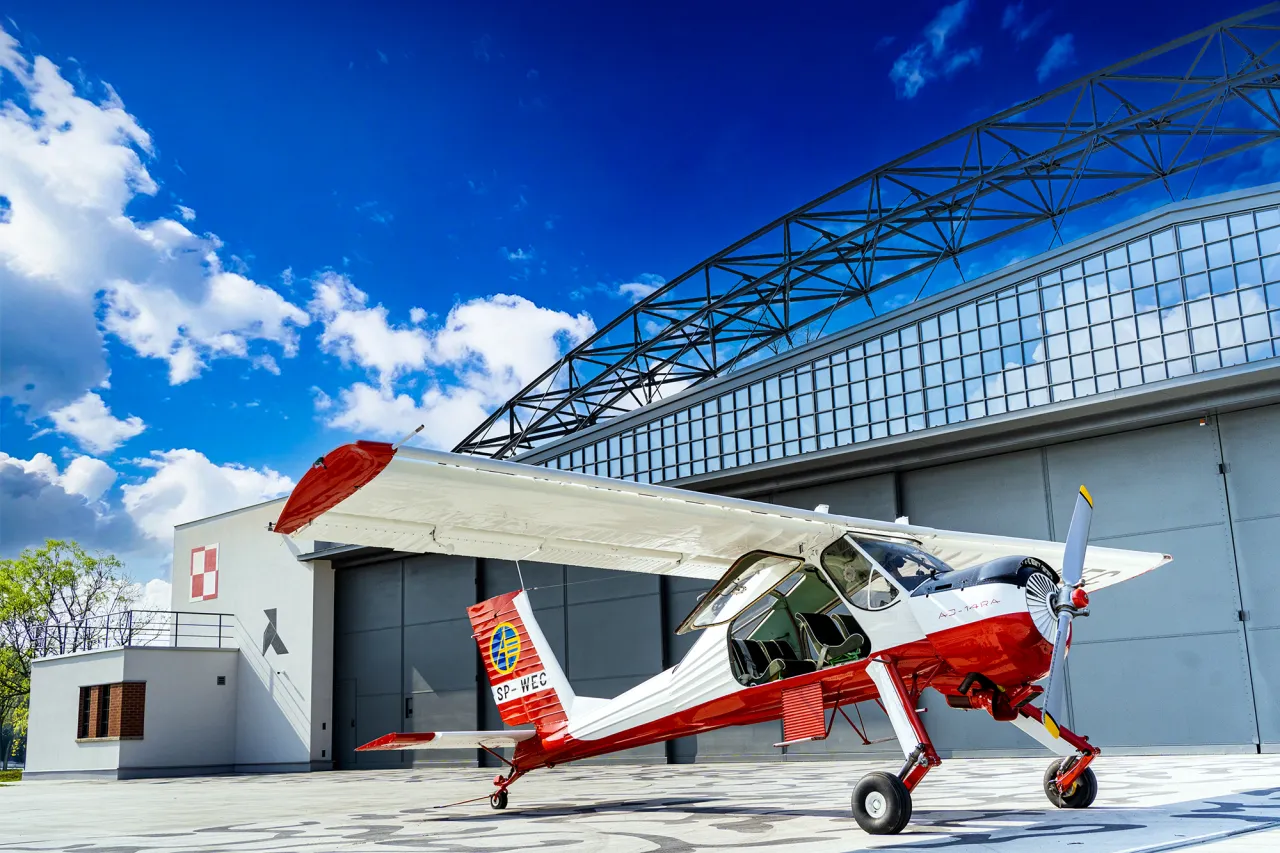 Mały samolot przed hangarem. Czy to jedyne lotnisko w Krakowie?