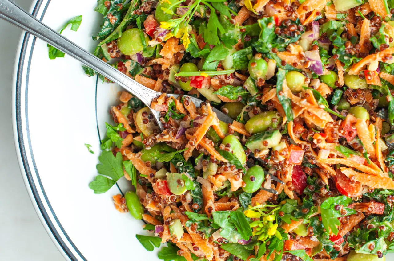 Kolorowa sałatka z edamame, komosą ryżową i warzywami. Idealna na szybki obiad, gdy nie wiesz, edamame mrożone jak zrobić.