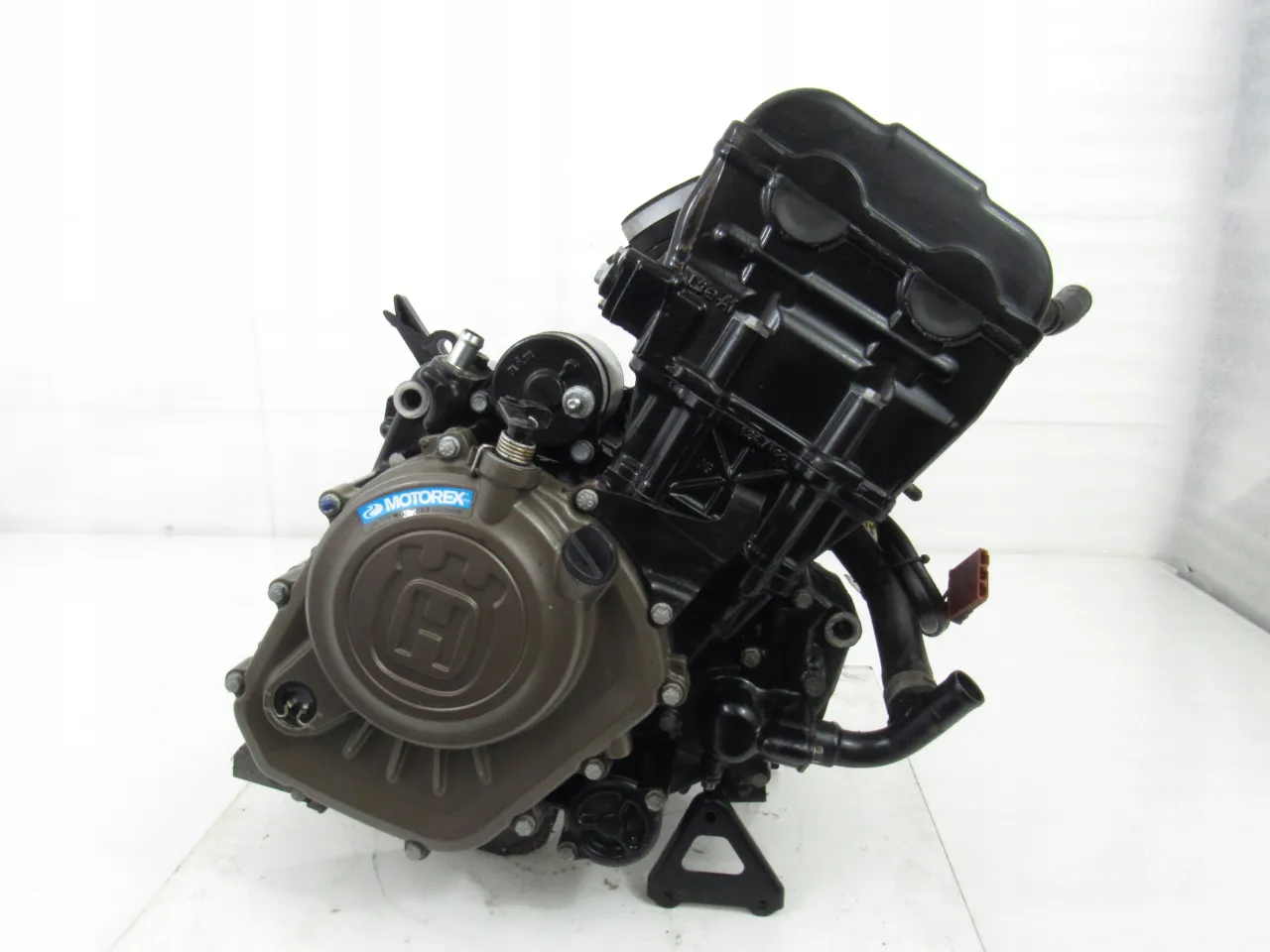 Silnik Husqvarna 125, gotowy do montażu, z widocznym logo i naklejką Motorex.