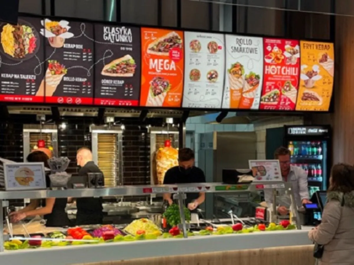 Menu z kebabami w Berlinie. Zobacz, ile kosztuje kebab w Berlinie, od klasycznych po rollo smakowe i hot chili.