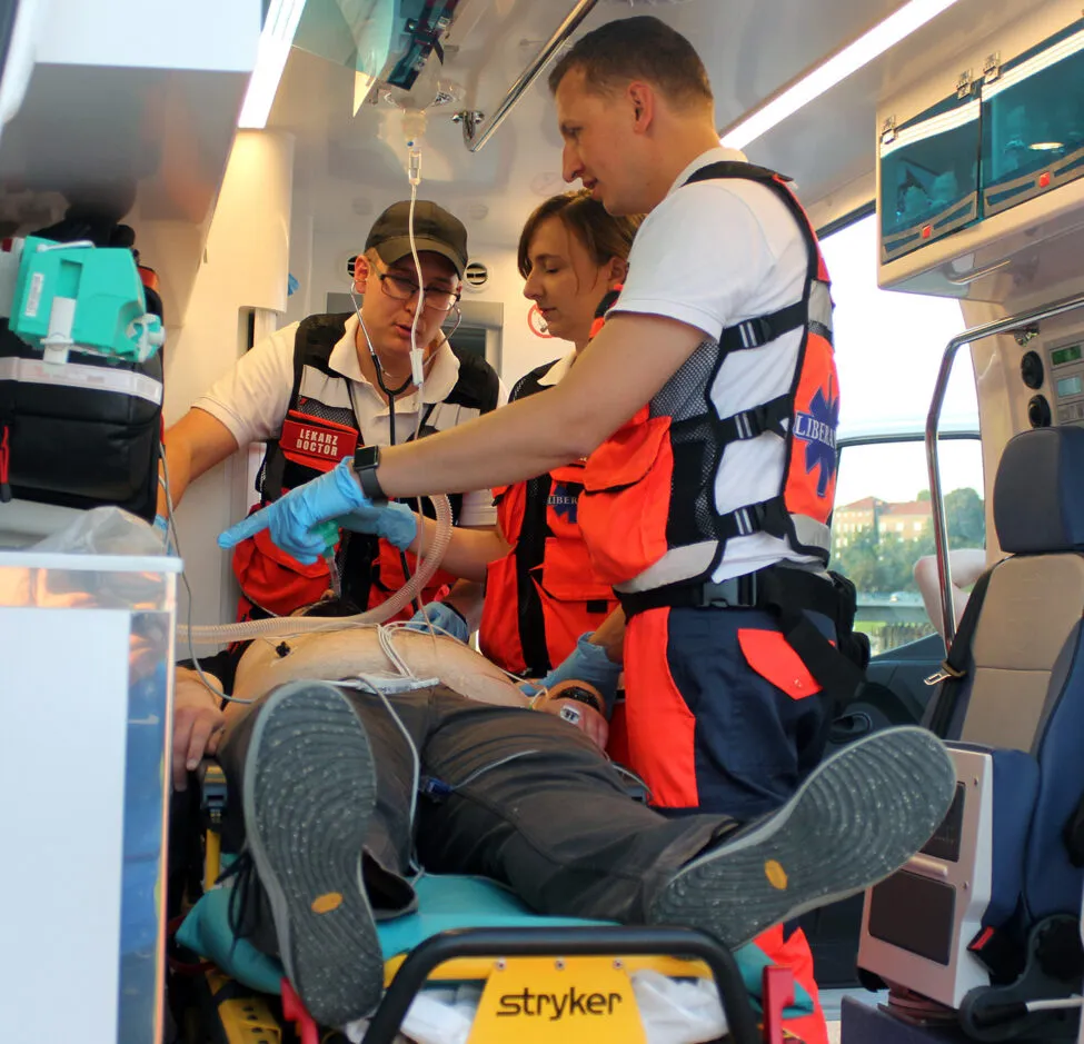 ratownik medyczny w karetce z pacjentem