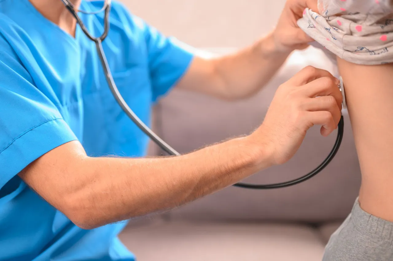 Rodzic z zaniepokojonym niemowlakiem u lekarza