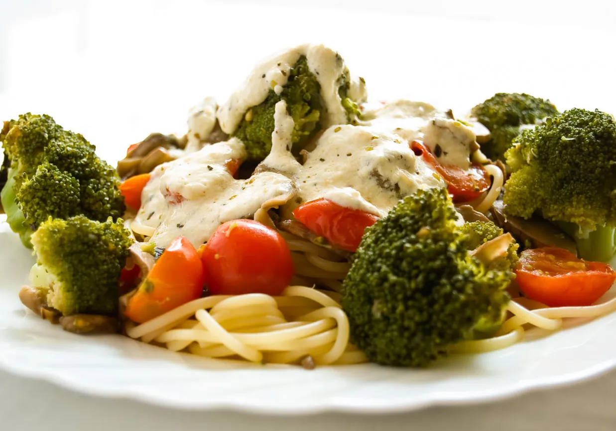 Wegański makaron z sosem warzywnym