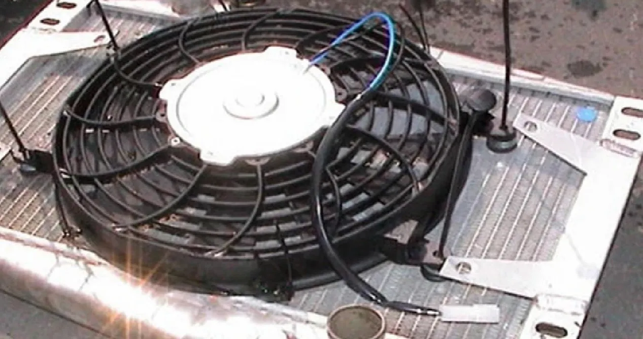 chłodnica samochodowa budowa węże wentylator