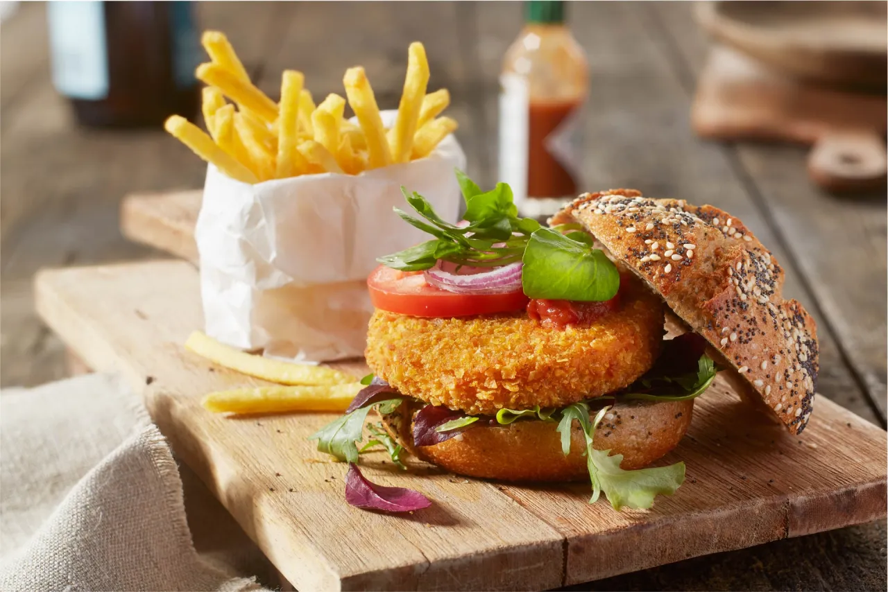 Apetyczny wegański burger z frytkami w restauracji