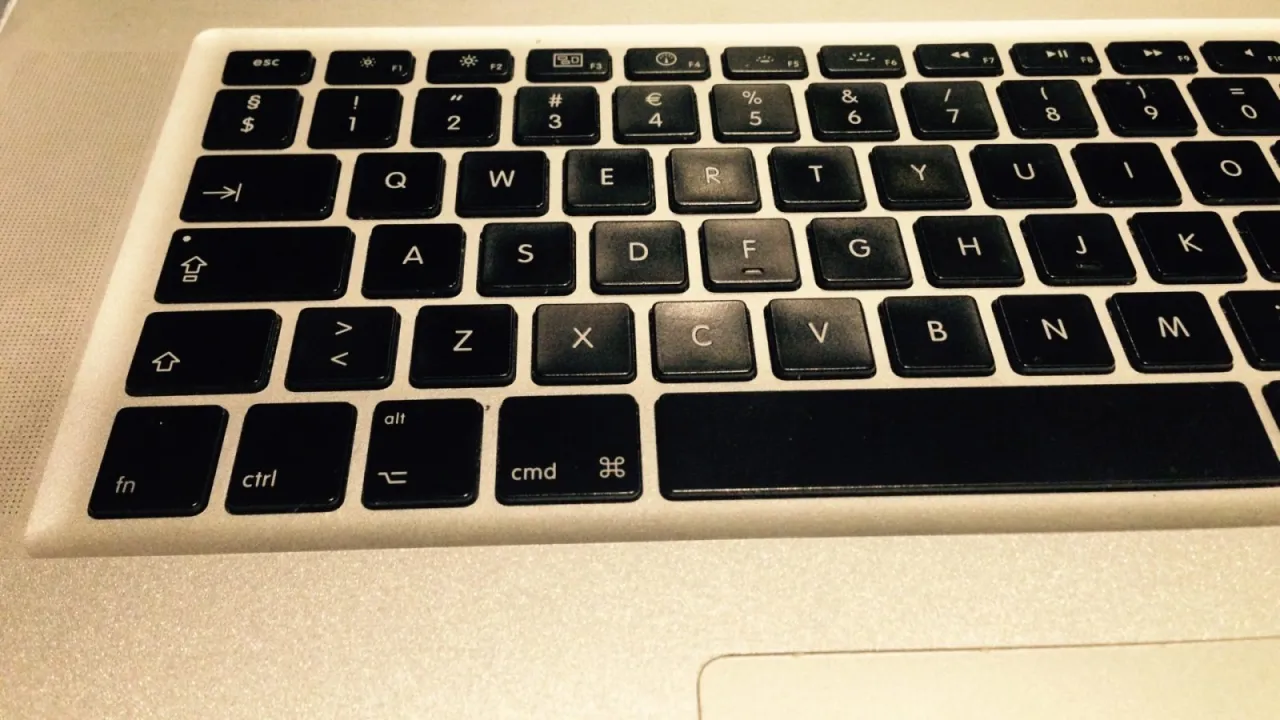 klawiatura macbook skr&oacute;ty screen