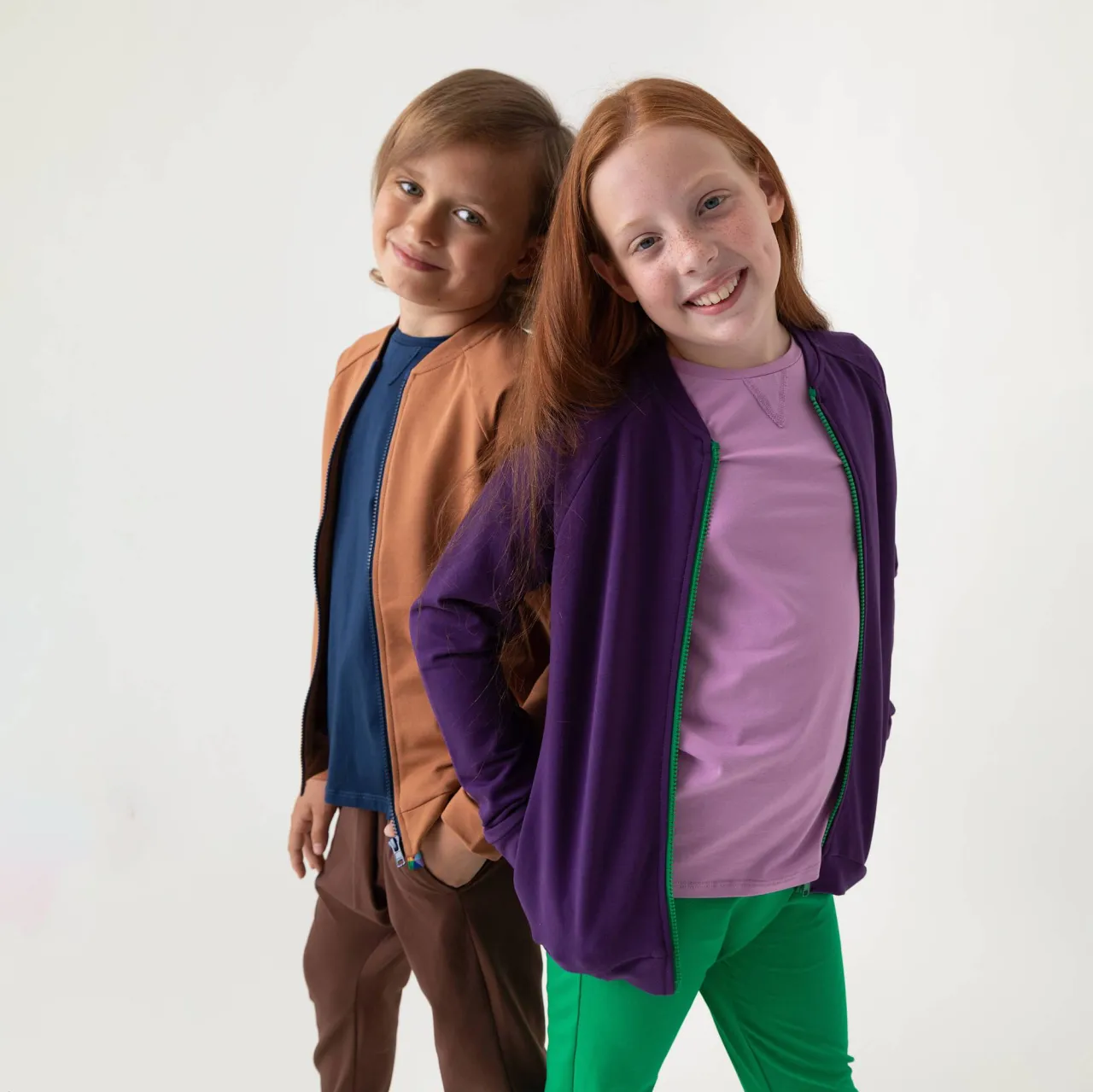 dziewczynka w rozpinanej bluzie bez kaptura