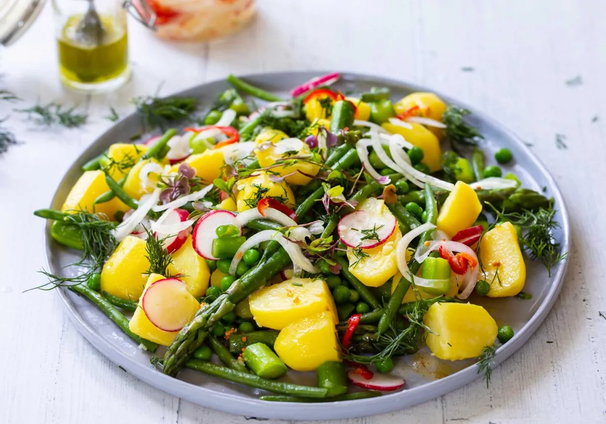 Kolorowa sałatka ziemniaczana z fasolką szparagową, rzodkiewką i groszkiem. Idealna jako jaka sałatka do kiełbasy z grilla.