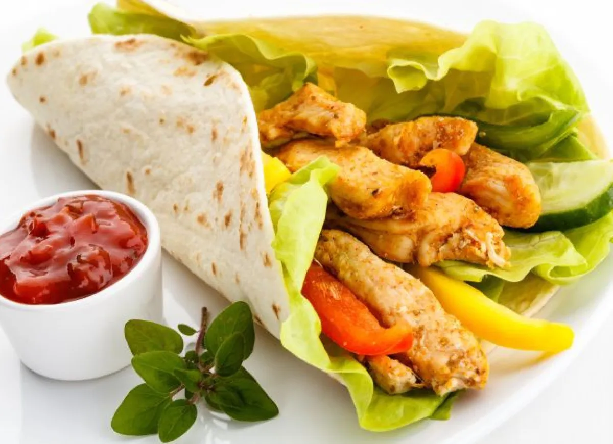 Domowy kebab z kurczakiem, warzywami i sosem. Idealny przepis na to, jak zrobić kebab w domu.