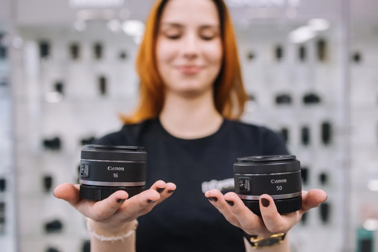 obiektyw kitowy vs stałka 50mm