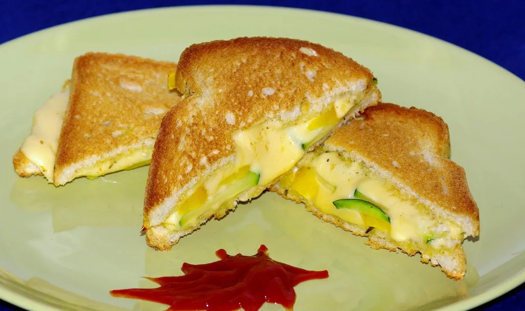 r&oacute;żne składniki na tosty ser ż&oacute;łty pieczywo masło