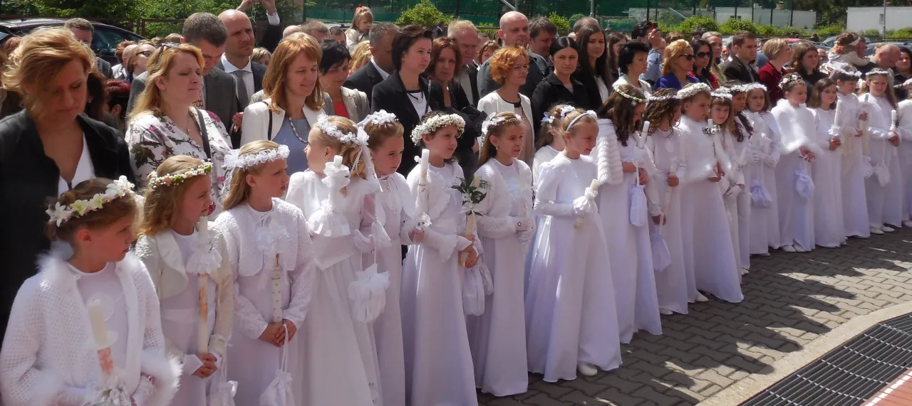 dzieci na katechezie przygotowujące się do komunii