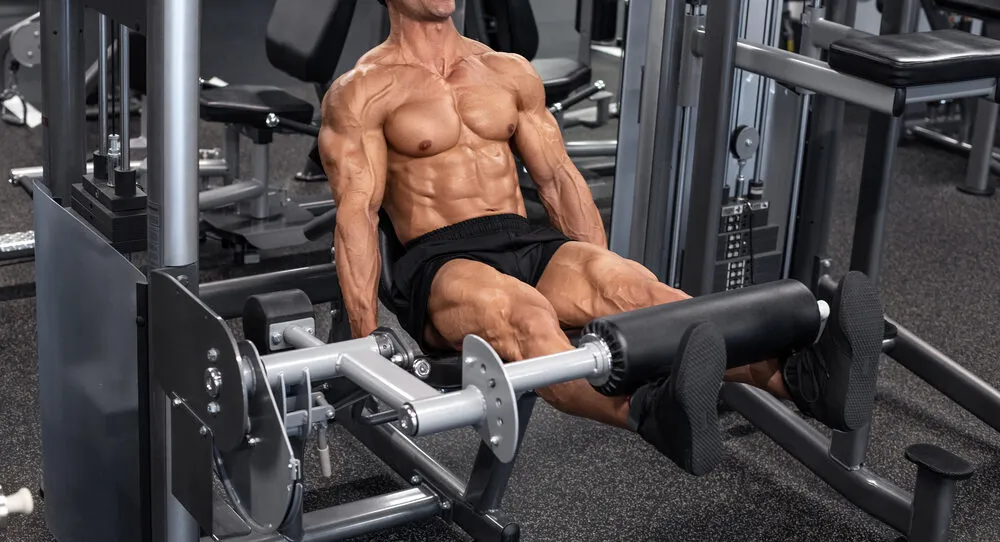 osoba ćwicząca cardio na siłowni podczas budowania masy mięśniowej