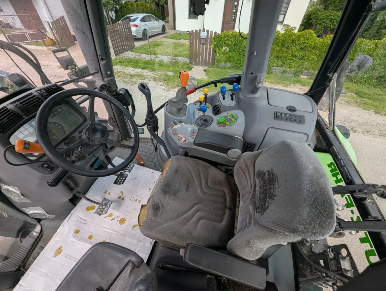 zużyte siedzenie w ciągniku