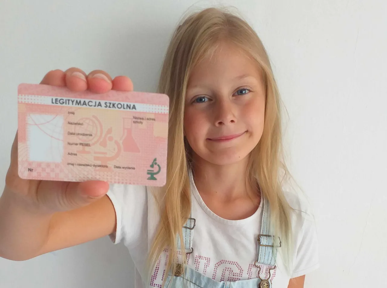 uczeń z legitymacją szkolną