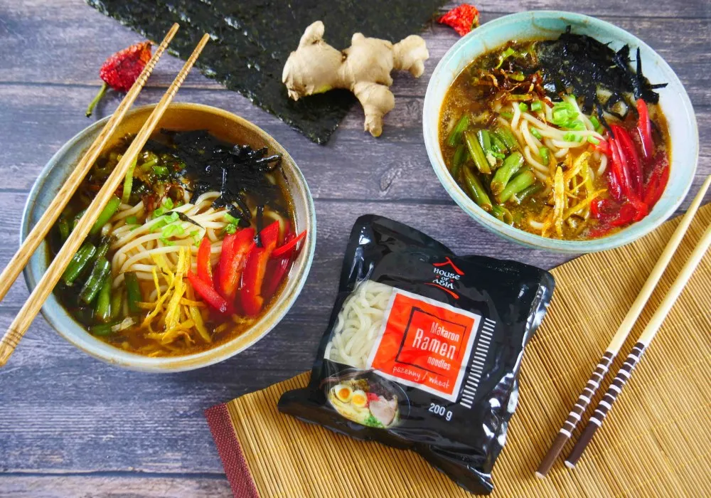 r&oacute;żne ostre przyprawy i pasty do ramenu