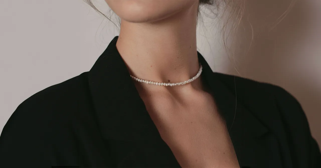 perły i sweter stylizacje, jak nosić perły do swetra