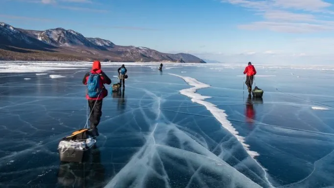 Zamarznięty Bajkał jazda po lodzie