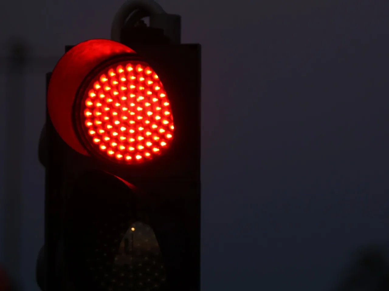 Czerwone światło sygnalizatora. Pamiętaj, ile punkt&oacute;w karnych za przejazd na czerwonym świetle, by uniknąć mandatu.