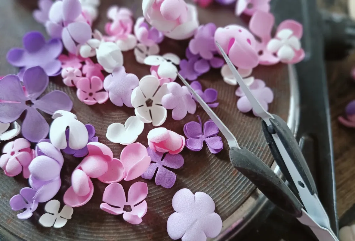 Najczęstsze błędy w tworzeniu kwiat&oacute;w z foamiranu