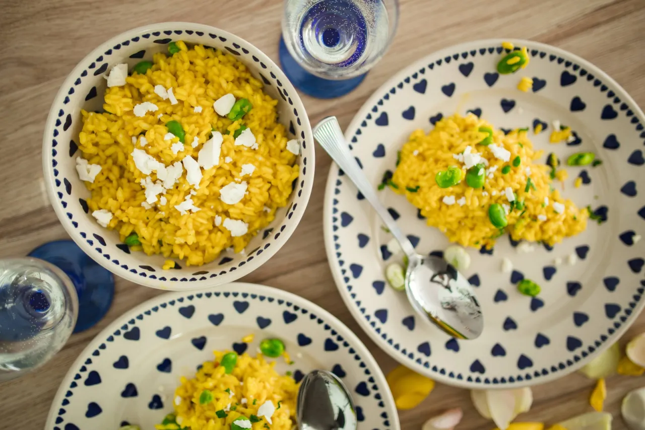 ż&oacute;łty ryż na talerzu z warzywami