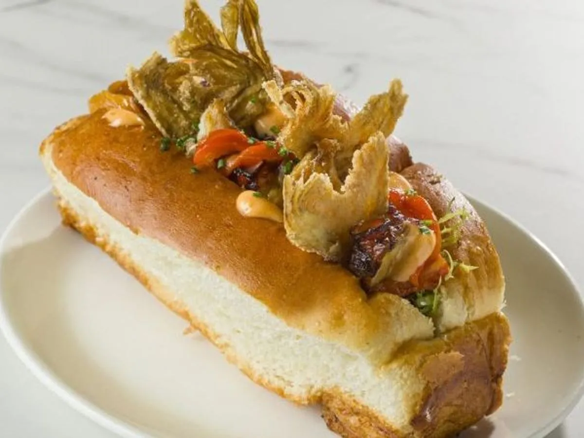 bocadillo de autor gourmet en un bar moderno