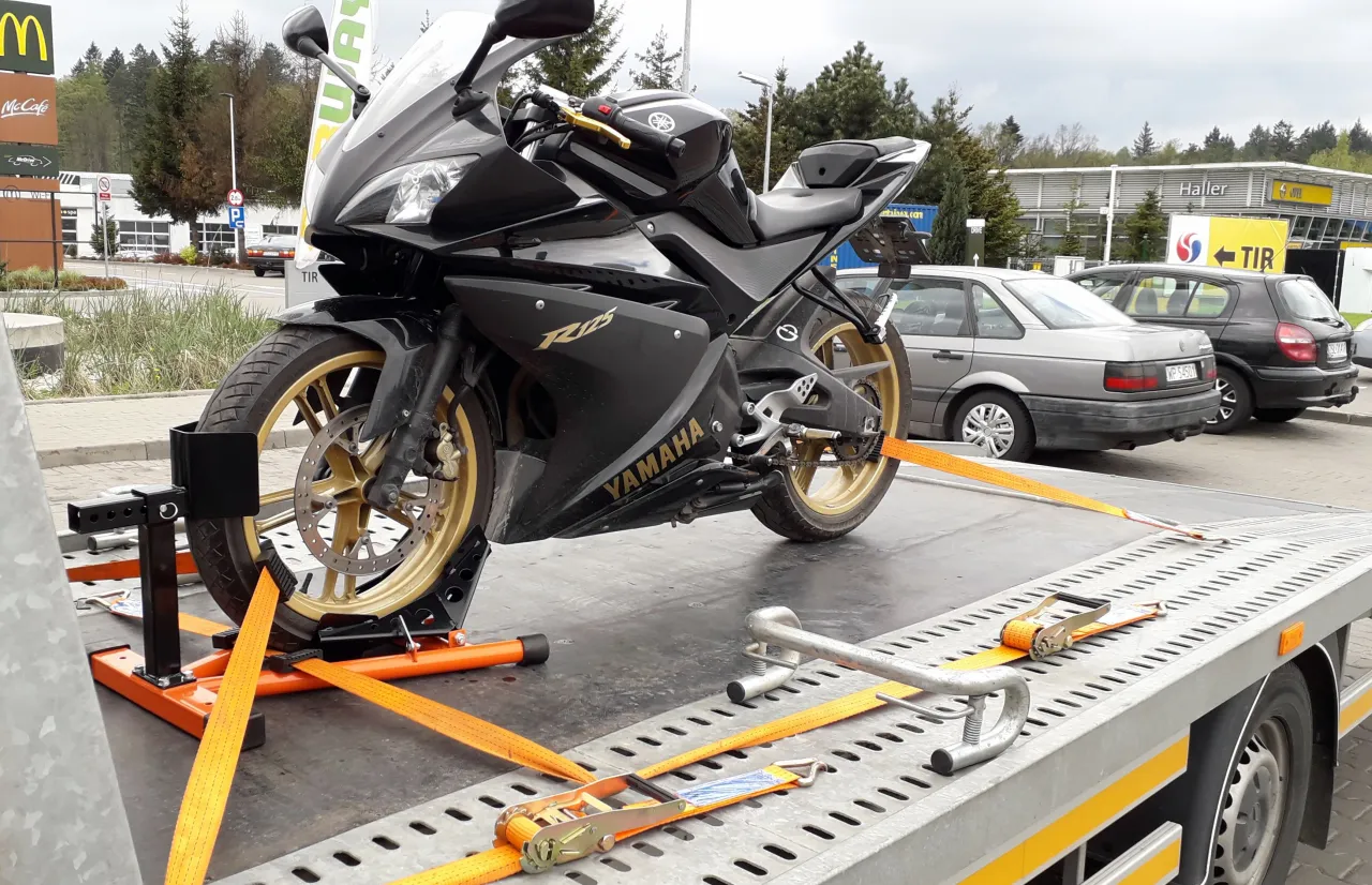 motocykl na lawecie transport