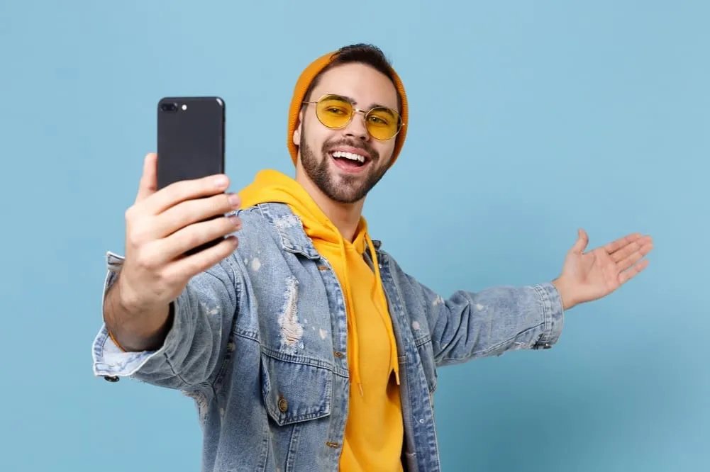 przykłady korzystnych i niekorzystnych kątów do selfie