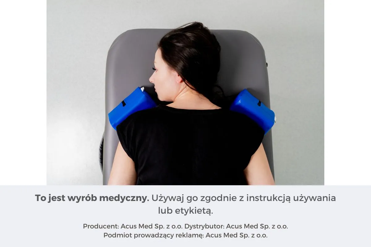 Kobieta leży na plecach z niebieskimi klinami pod barkami. To wyrób medyczny.