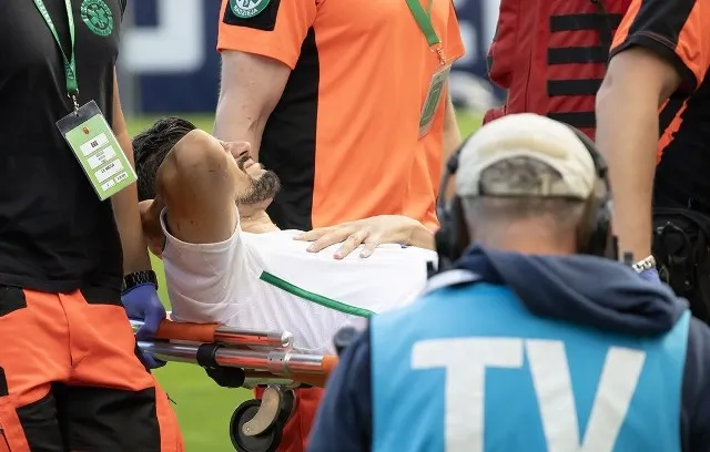 Lekarz opatrujący piłkarza na boisku