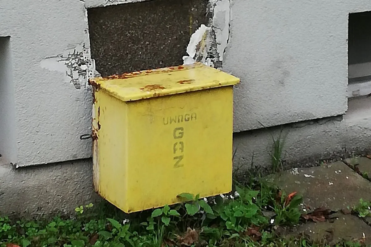 ż&oacute;łta szafka gazowa na elewacji