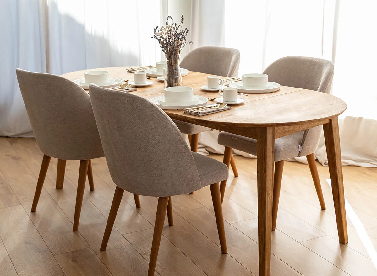 Lekkie krzesła do małego salonu z okrągłym stołem