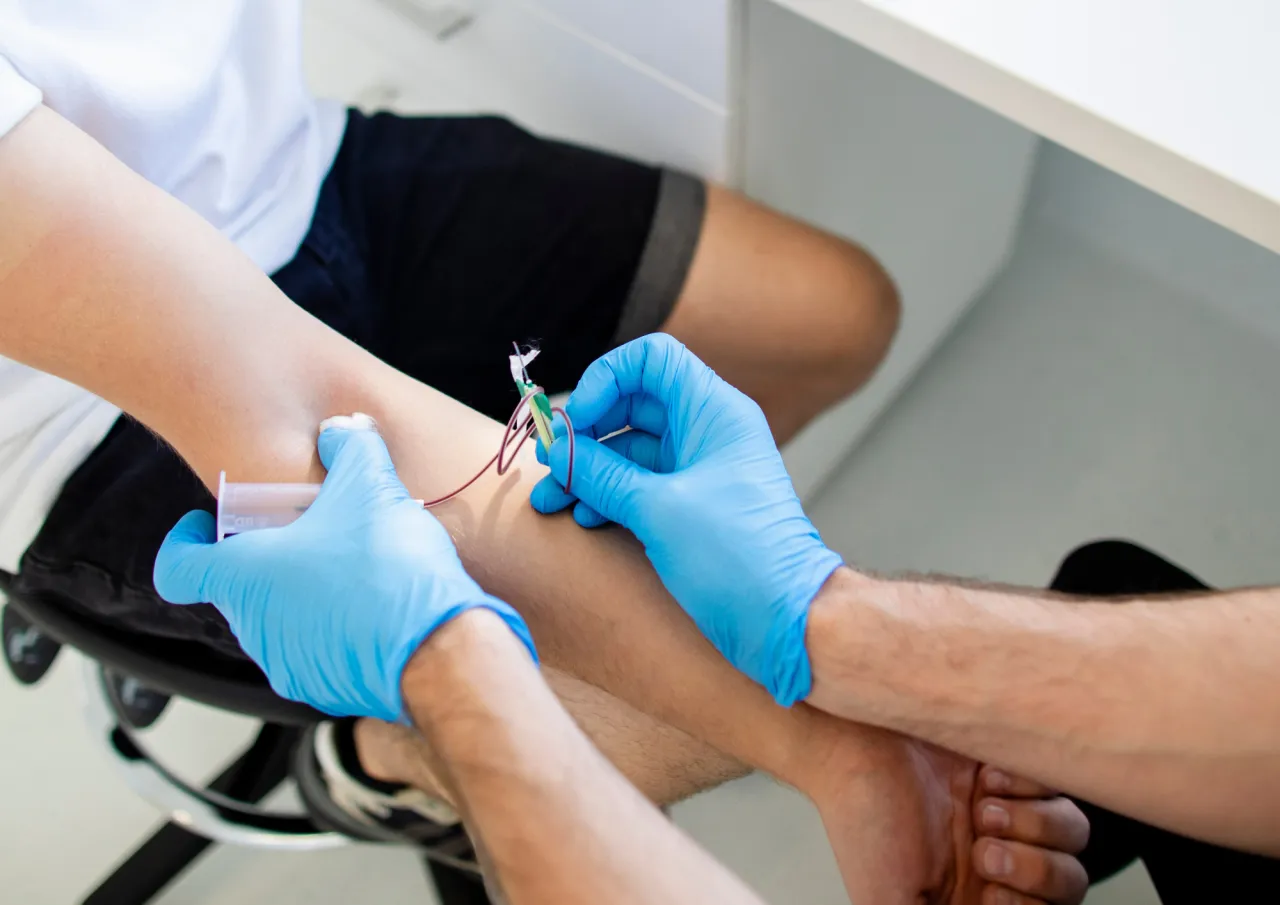 kobieta przygotowująca się do badania krwi, laboratorium, progesteron