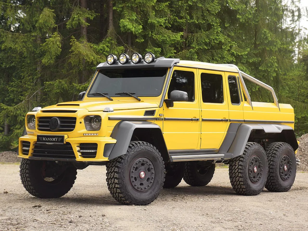 Żółty Mercedes-Benz G63 AMG 6x6 Mansory z sześcioma kołami, gotowy na terenowe wyzwania.
