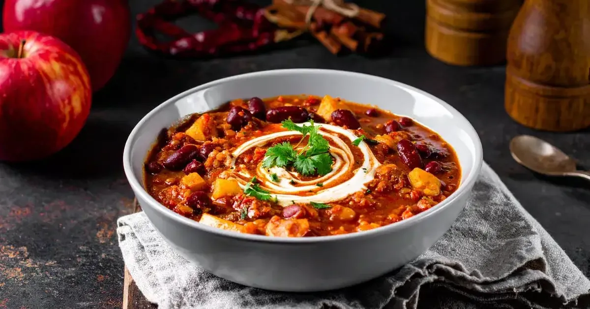 Vegetarisches Apfel-Linsen-Curry in einer Schüssel mit frischem Koriander