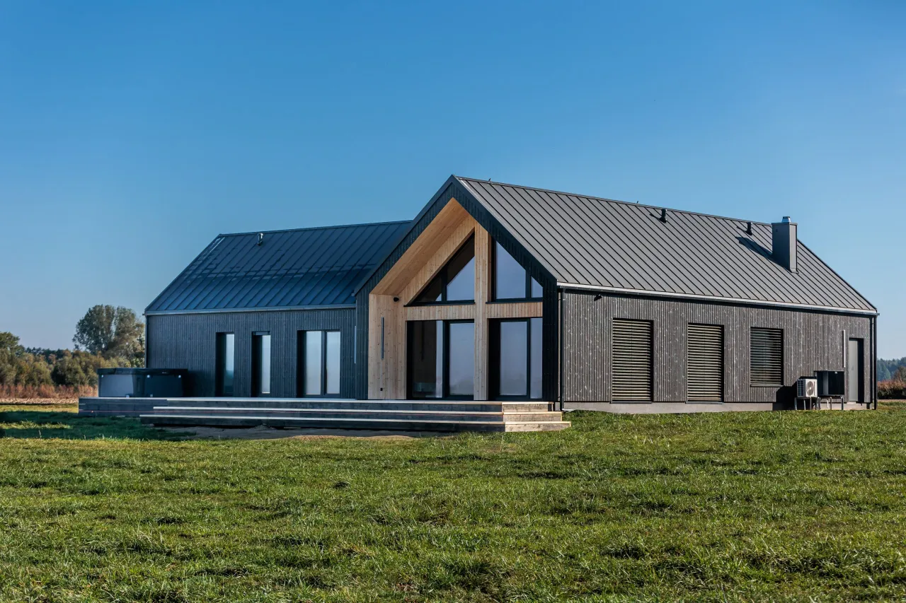 nowoczesna stodoła grafitowy dach białe okna drewniana elewacja