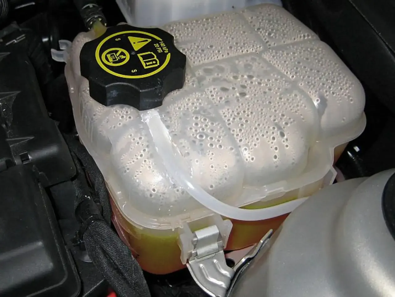 Zbiorniczek wyr&oacute;wnawczy płynu chłodniczego oznaczenia