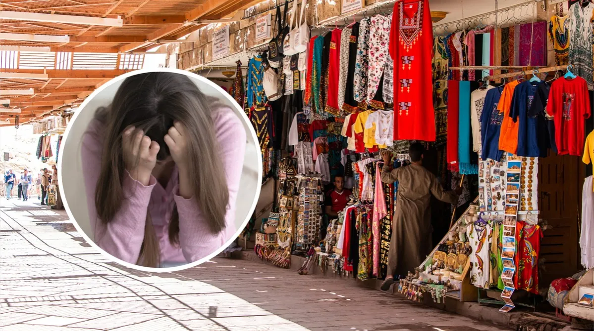 Turysta targujący się na egipskim bazarze