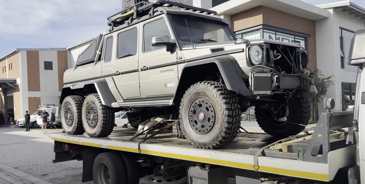 Mercedes G 63 AMG 6x6 engine portal axles