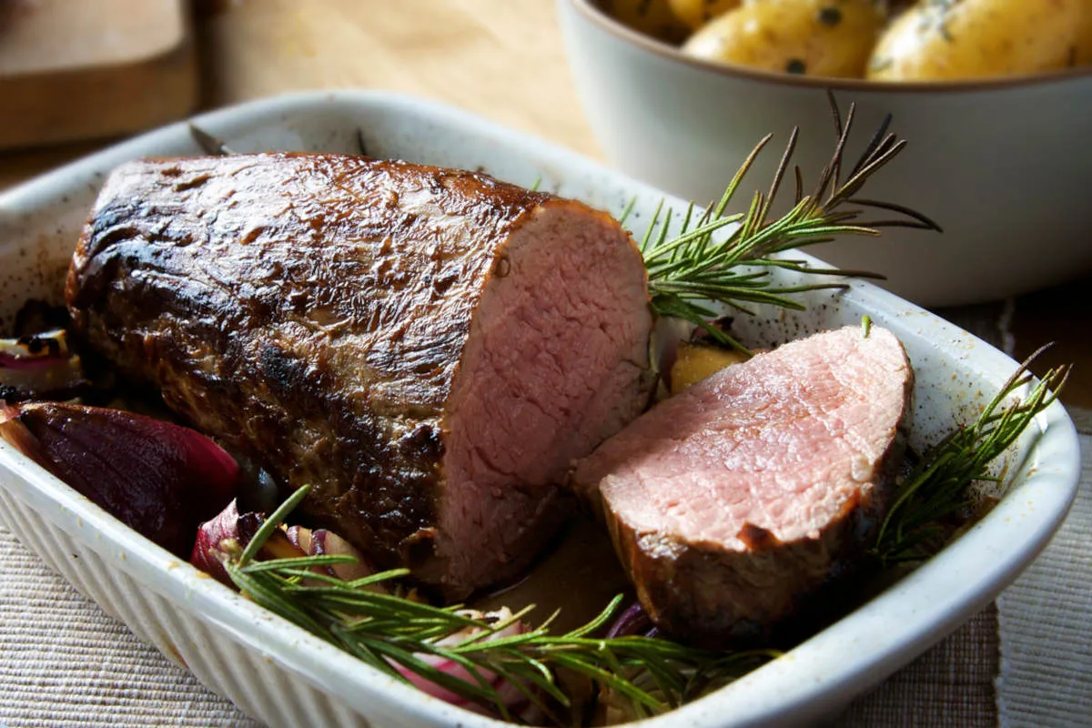 Soczysta pieczona cielęcina z rozmarynem i cebulą. Idealne jakie przyprawy do cielęciny na obiad.