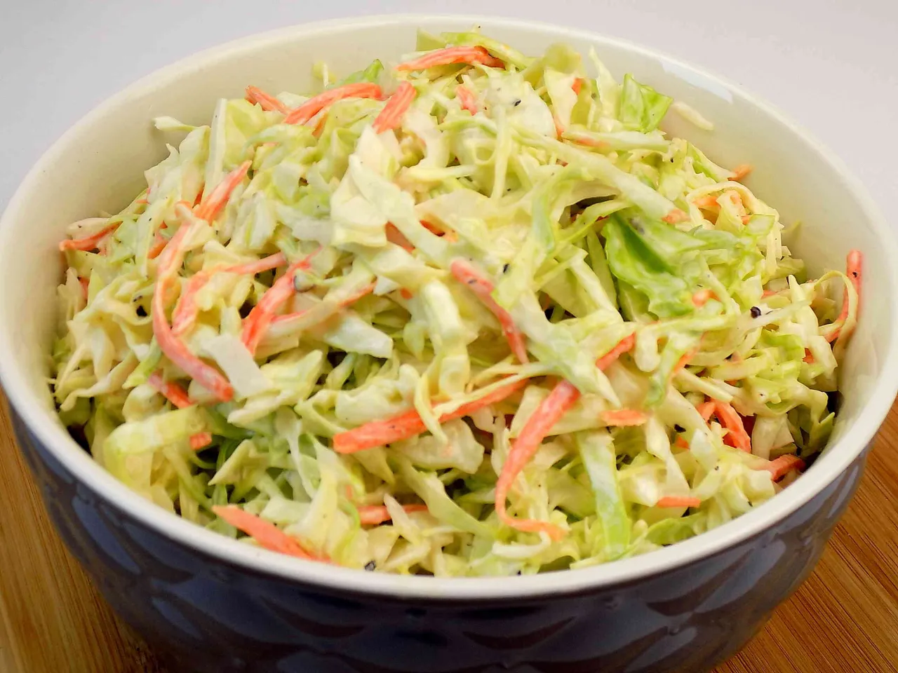 sur&oacute;wka coleslaw z sosem majonezowym