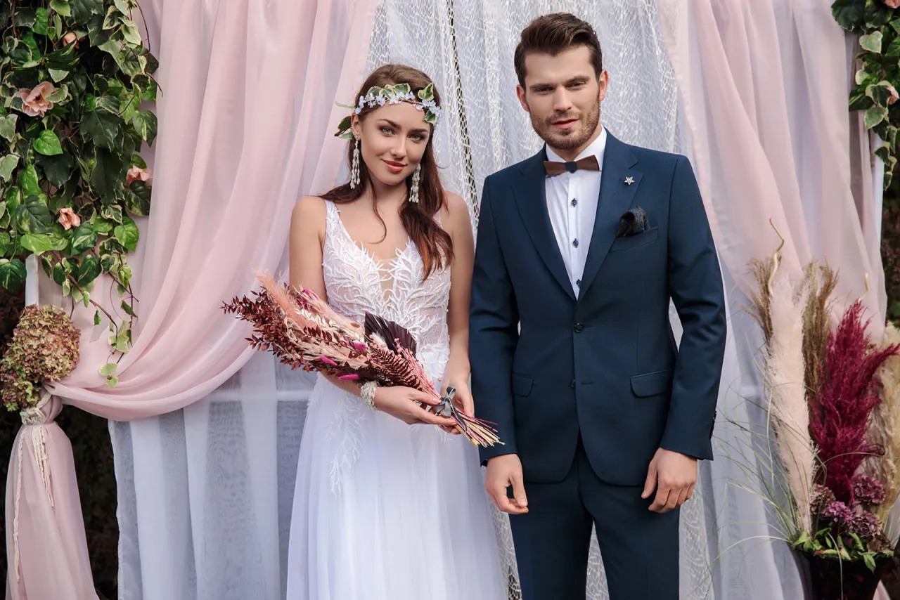 para młoda suknia ecru garnitur granatowy boho nowoczesny