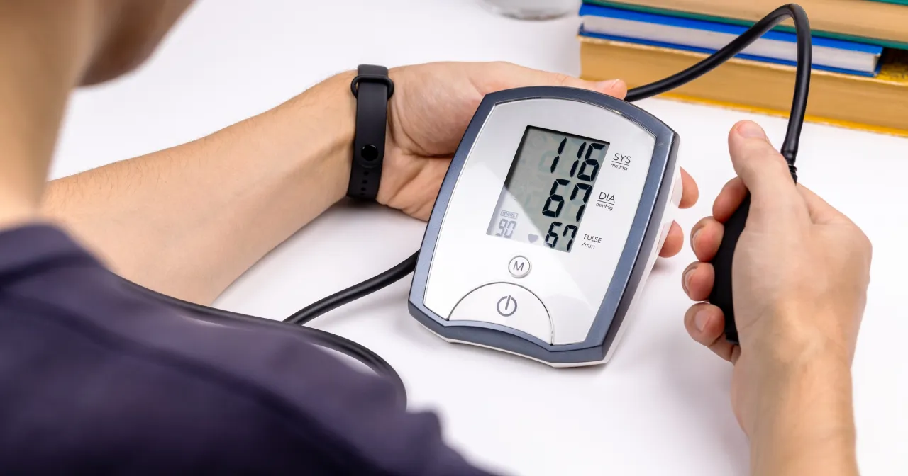 osoba zapominająca wziąć tabletkę na nadciśnienie