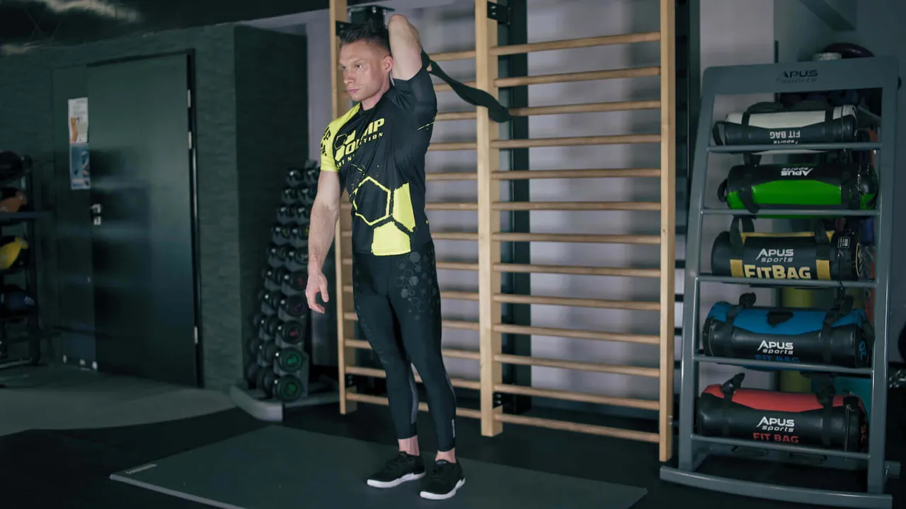 rozciąganie tricepsa ze ścianą