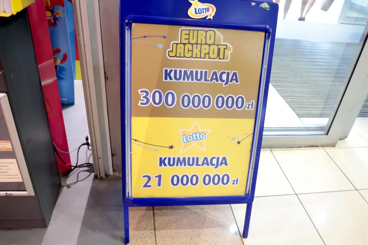 Tablica Lotto informuje, jaka jest kumulacja w Eurojackpot: 300 000 000 zł. Niżej widnieje kolejna kumulacja: 21 000 000 zł.
