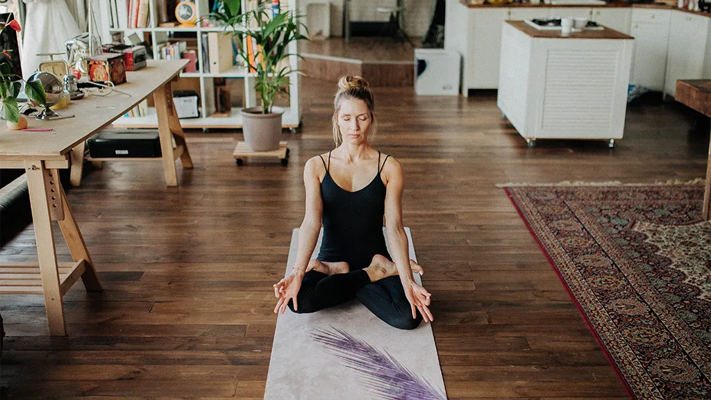 kobieta w pozycji jogi medytacja