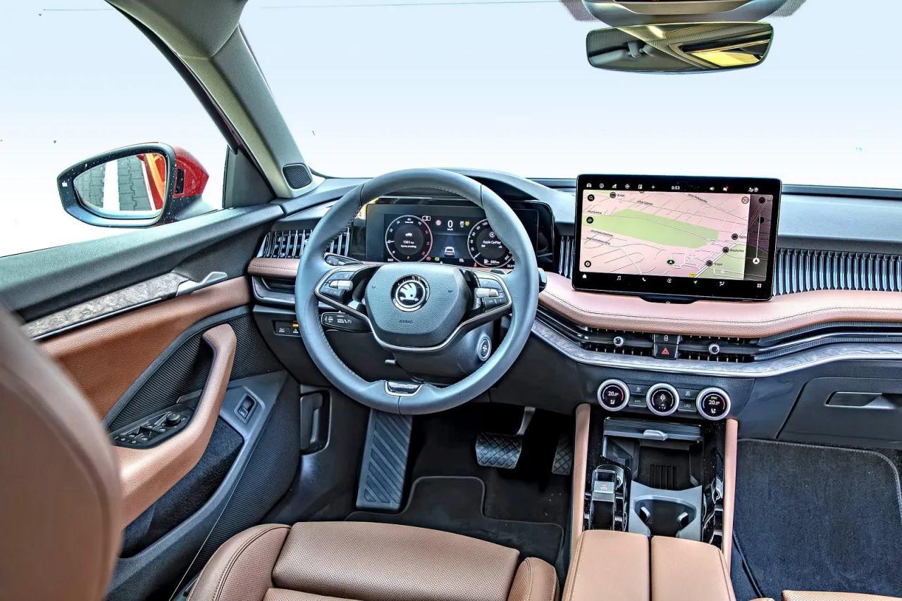 Skoda Superb wnętrze kokpit spalanie