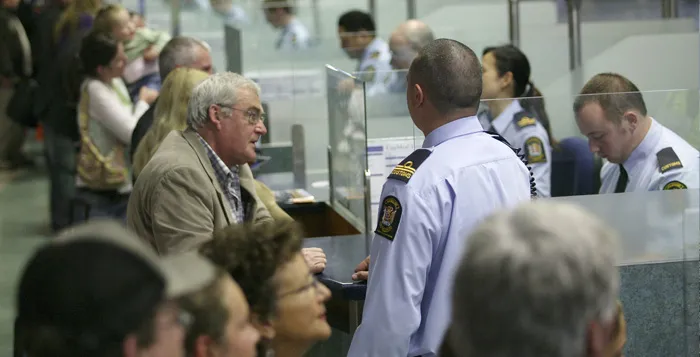 przewóz gotówki samolotem do USA celnik