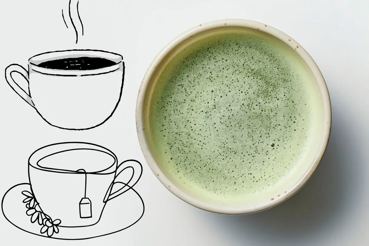 Zielona, spieniona matcha w ceramicznej miseczce obok rysunków filiżanek. To jest właśnie matcha!